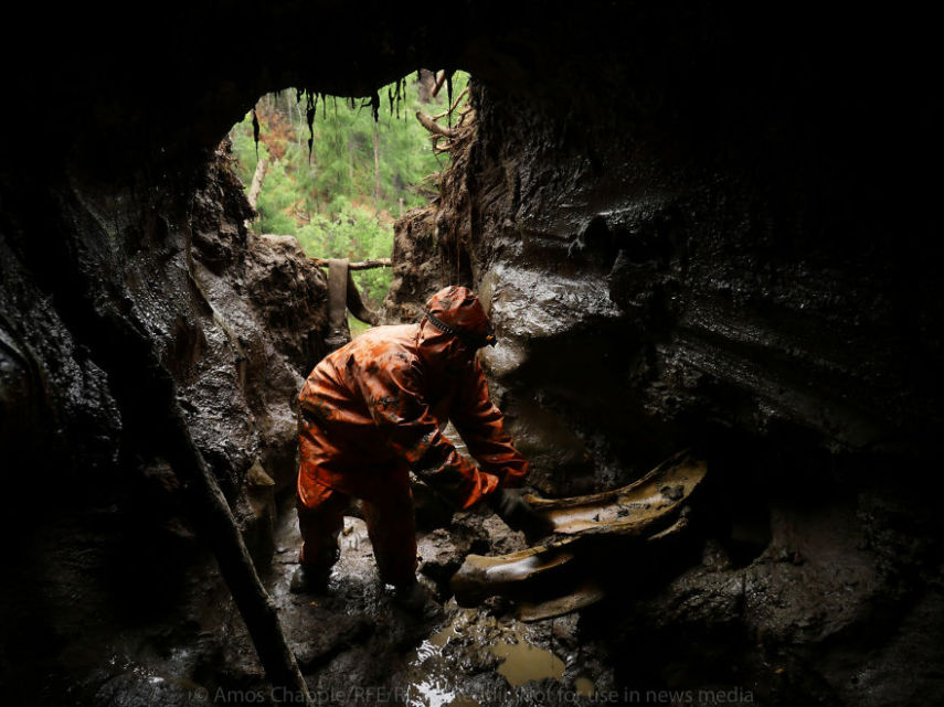 O fotógrafo Amos Chapple, da Radio Free Europe, resolveu acompanhar de perto o mundo dos mineradores russos, também conhecidos como 