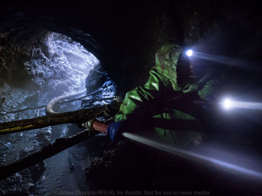 O fotógrafo Amos Chapple, da Radio Free Europe, resolveu acompanhar de perto o mundo dos mineradores russos, também conhecidos como 