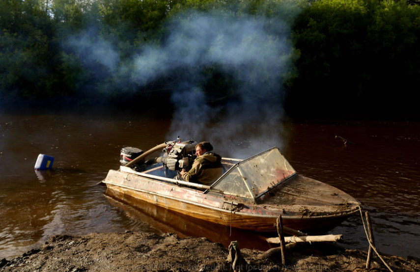 O fotógrafo Amos Chapple, da Radio Free Europe, resolveu acompanhar de perto o mundo dos mineradores russos, também conhecidos como 