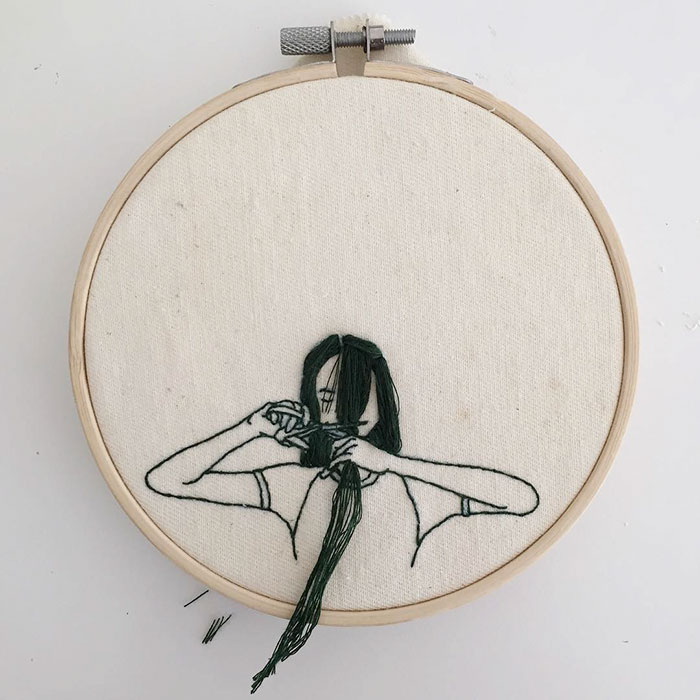 A artista e modelo Sheena Liam retrata mulheres e o toque 3D fica por conta dos cabelos em seus quadros bordados