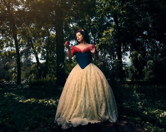 Nephi Garcia e Tony Ross decidiram imaginar como seriam as princesas da Disney quando fossem mais velhas e rainhas. Na foto, a modelo Amber Arden.