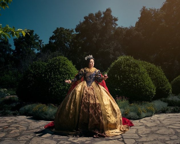 Nephi Garcia e Tony Ross decidiram imaginar como seriam as princesas da Disney quando fossem mais velhas e rainhas. Na foto, a sogra da modelo, Bonnie