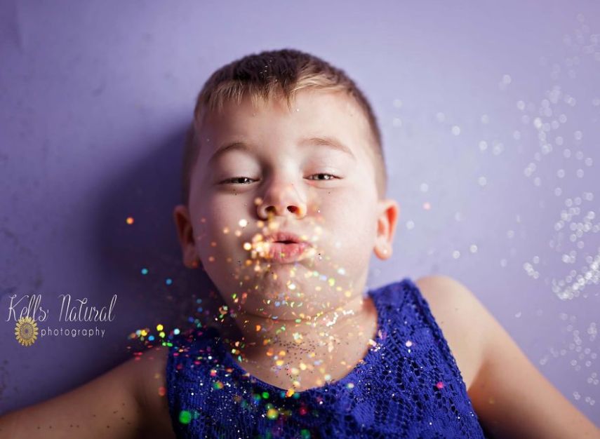 Crystal Kells é fotógrafa e mãe de um menino de cinco anos que se chama Cian. Para quebrar os estereótipos de gênero, ela decidiu fazer uma série de imagens com seu pequeno, que ama usar vestidos