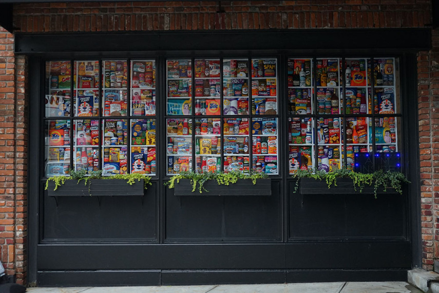 Artista abre loja de conveniência com produtos de feltro em Nova York