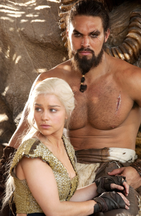 Emilia Clarke e Jason Momoa em 'Game of Thrones'