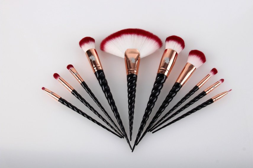 A Unicorn Lashes faz pincéis de maquiagem inspirados no mundo mágico das sereias e dos unicórnios