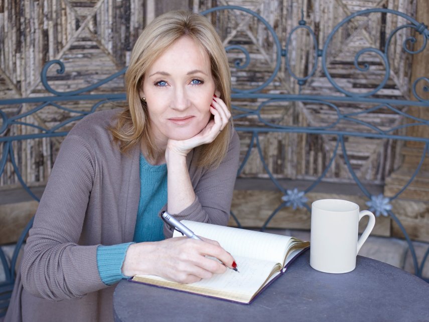 J.K. Rowling era uma mãe solo que vivia com salário do governo quando começou a escrever o primeiro romance de 