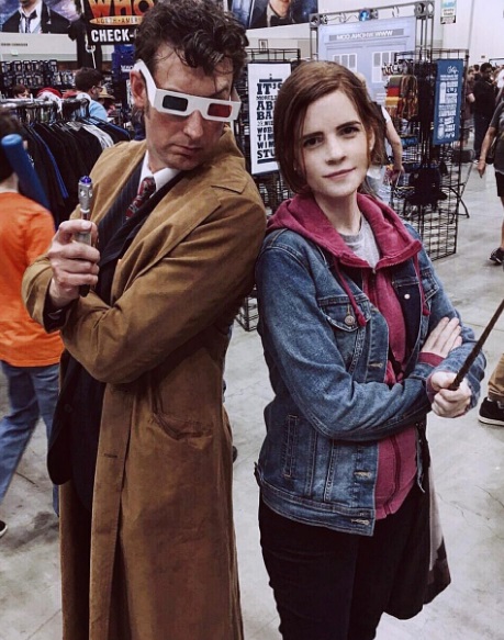 or causa da semelhança entre ela e Emma, Kari é cosplay da personagem Hermione Granger e, agora, também de Bela, de A Bela e a Fera