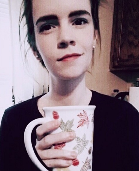 or causa da semelhança entre ela e Emma, Kari é cosplay da personagem Hermione Granger e, agora, também de Bela, de A Bela e a Fera