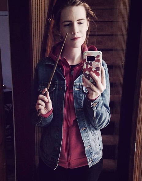 or causa da semelhança entre ela e Emma, Kari é cosplay da personagem Hermione Granger e, agora, também de Bela, de A Bela e a Fera