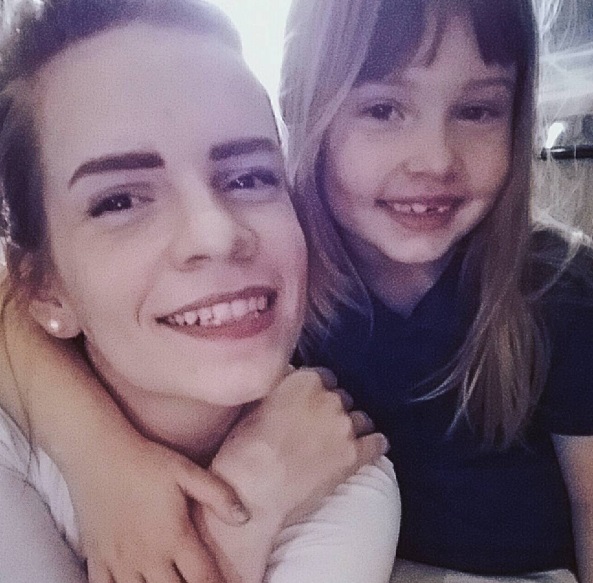 or causa da semelhança entre ela e Emma, Kari é cosplay da personagem Hermione Granger e, agora, também de Bela, de A Bela e a Fera