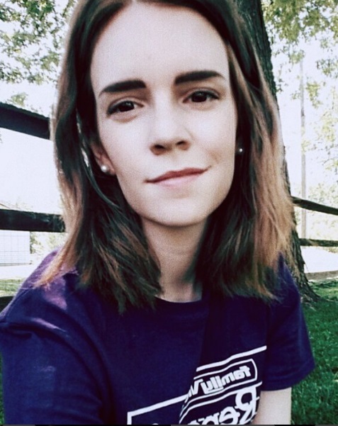 or causa da semelhança entre ela e Emma, Kari é cosplay da personagem Hermione Granger e, agora, também de Bela, de A Bela e a Fera