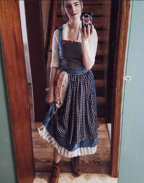or causa da semelhança entre ela e Emma, Kari é cosplay da personagem Hermione Granger e, agora, também de Bela, de A Bela e a Fera
