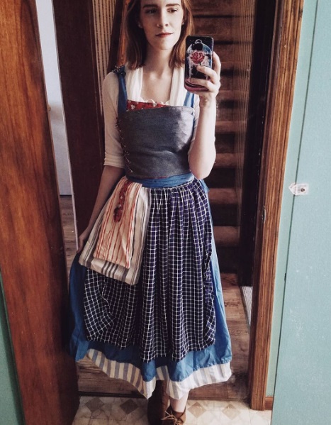 or causa da semelhança entre ela e Emma, Kari é cosplay da personagem Hermione Granger e, agora, também de Bela, de A Bela e a Fera