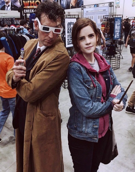 or causa da semelhança entre ela e Emma, Kari é cosplay da personagem Hermione Granger e, agora, também de Bela, de A Bela e a Fera
