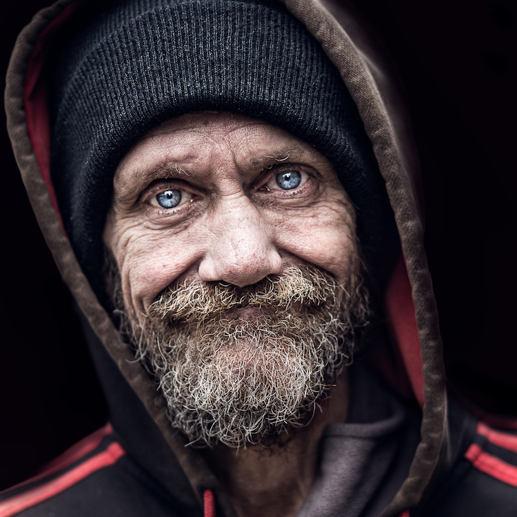 Fotógrafo brasileiro retrata moradores de rua em série vencedora de prêmios