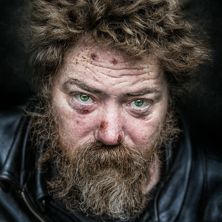 Fotógrafo brasileiro retrata moradores de rua em série vencedora de prêmios