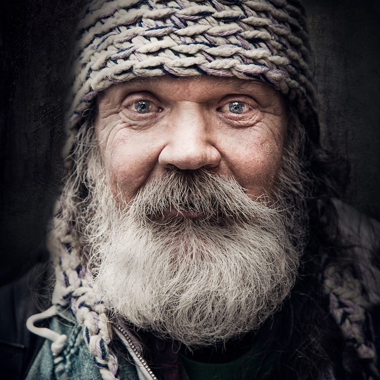 Fotógrafo brasileiro retrata moradores de rua em série vencedora de prêmios