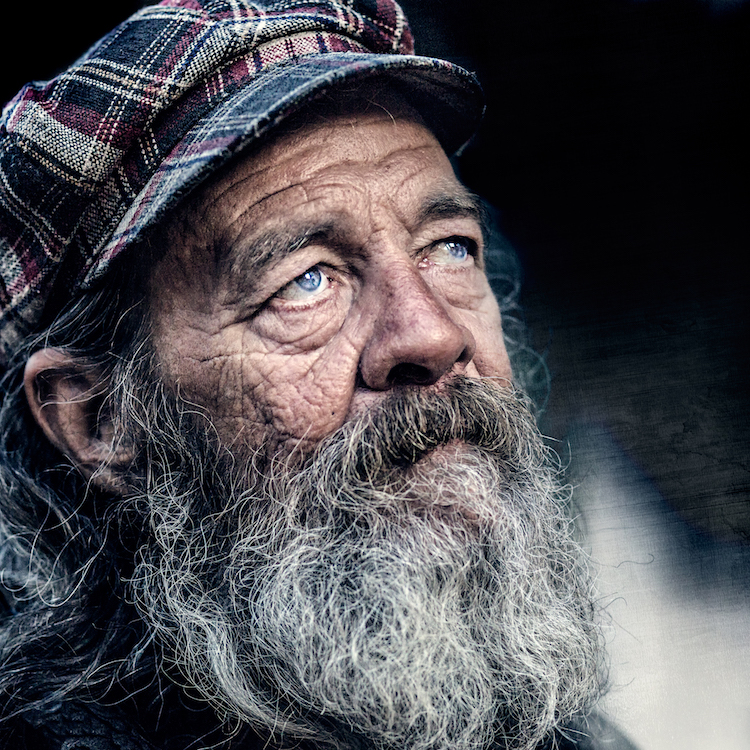 Fotógrafo brasileiro retrata moradores de rua em série vencedora de prêmios