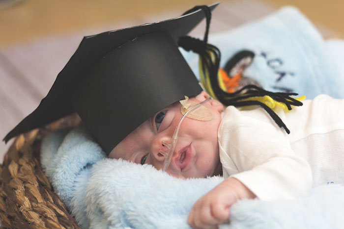 O hospital CaroMont Regional Medical Center na Carolina do Norte, nos Estados Unidos, tem feito algumas mini-cerimônias bastante especiais para honrar e celebrar as vidas de bebês prematuros que deixam a Unidade de Terapia Intensiva neonatal