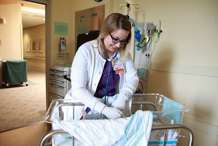 O hospital CaroMont Regional Medical Center na Carolina do Norte, nos Estados Unidos, tem feito algumas mini-cerimônias bastante especiais para honrar e celebrar as vidas de bebês prematuros que deixam a Unidade de Terapia Intensiva neonatal