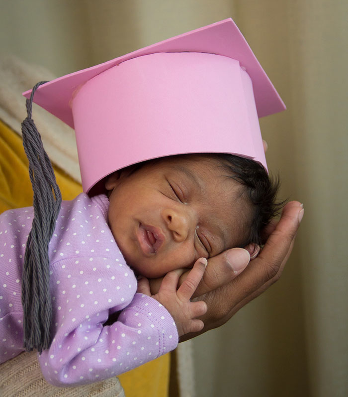 O hospital CaroMont Regional Medical Center na Carolina do Norte, nos Estados Unidos, tem feito algumas mini-cerimônias bastante especiais para honrar e celebrar as vidas de bebês prematuros que deixam a Unidade de Terapia Intensiva neonatal