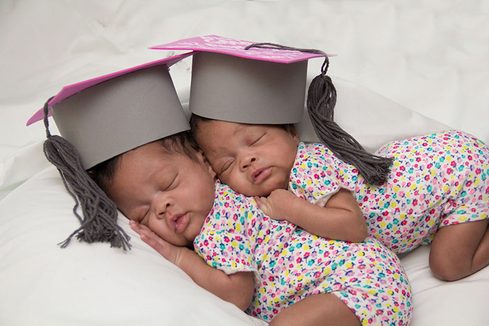 O hospital CaroMont Regional Medical Center na Carolina do Norte, nos Estados Unidos, tem feito algumas mini-cerimônias bastante especiais para honrar e celebrar as vidas de bebês prematuros que deixam a Unidade de Terapia Intensiva neonatal