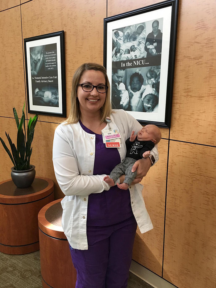 O hospital CaroMont Regional Medical Center na Carolina do Norte, nos Estados Unidos, tem feito algumas mini-cerimônias bastante especiais para honrar e celebrar as vidas de bebês prematuros que deixam a Unidade de Terapia Intensiva neonatal