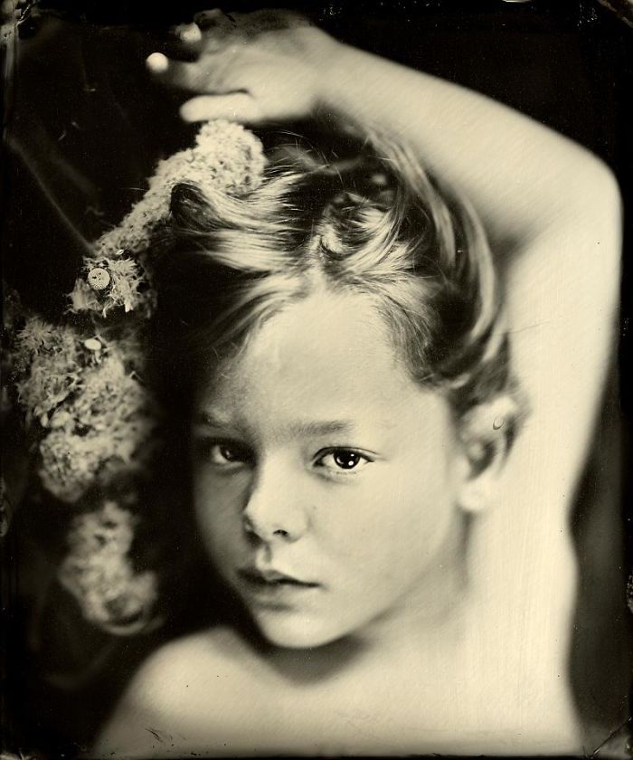 A artista espanhola Jacqueline Roberts está voltando no tempo e revivendo a fotografia do século 19 na era digital. O trabalho dela gira, principalmente, em torno da transição psicológica e emocional da infância para adolescência