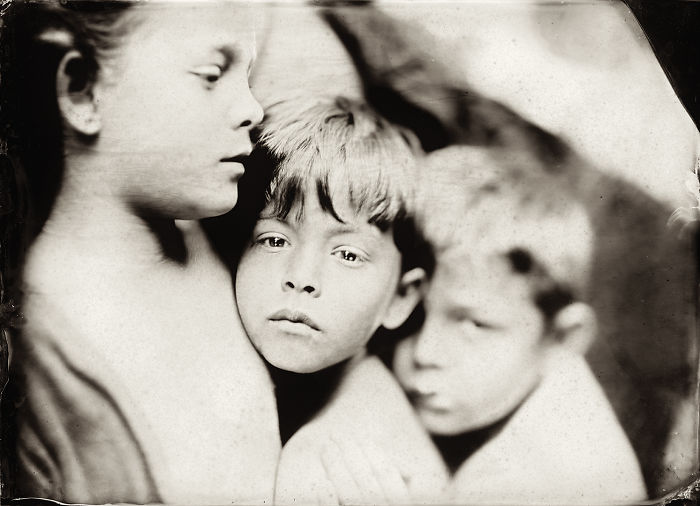A artista espanhola Jacqueline Roberts está voltando no tempo e revivendo a fotografia do século 19 na era digital. O trabalho dela gira, principalmente, em torno da transição psicológica e emocional da infância para adolescência