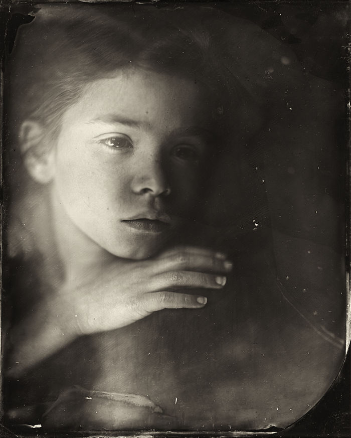 A artista espanhola Jacqueline Roberts está voltando no tempo e revivendo a fotografia do século 19 na era digital. O trabalho dela gira, principalmente, em torno da transição psicológica e emocional da infância para adolescência
