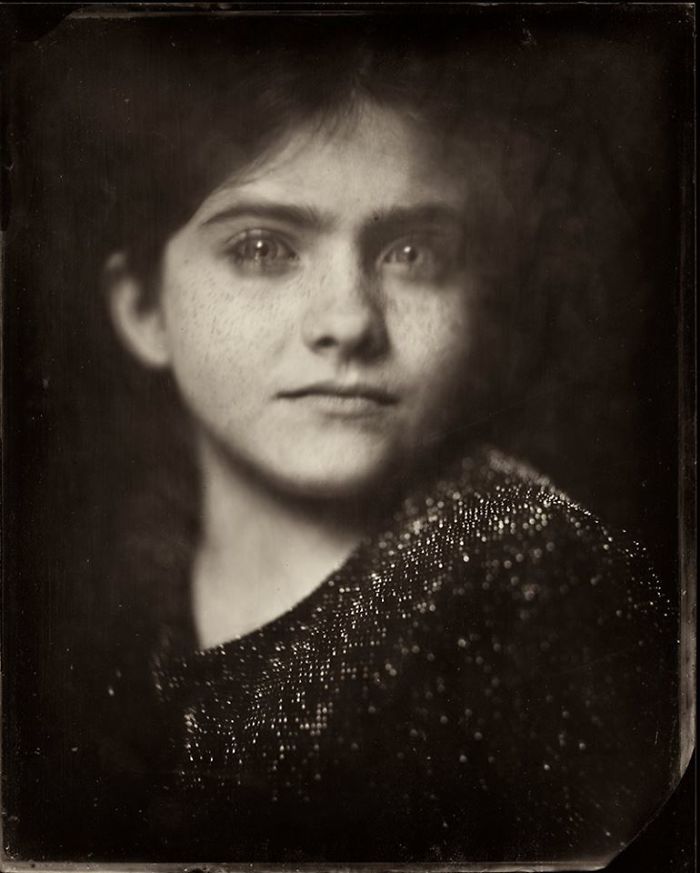 A artista espanhola Jacqueline Roberts está voltando no tempo e revivendo a fotografia do século 19 na era digital. O trabalho dela gira, principalmente, em torno da transição psicológica e emocional da infância para adolescência