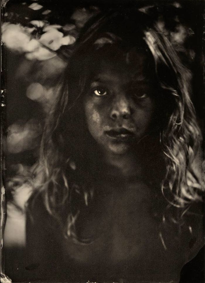 A artista espanhola Jacqueline Roberts está voltando no tempo e revivendo a fotografia do século 19 na era digital. O trabalho dela gira, principalmente, em torno da transição psicológica e emocional da infância para adolescência