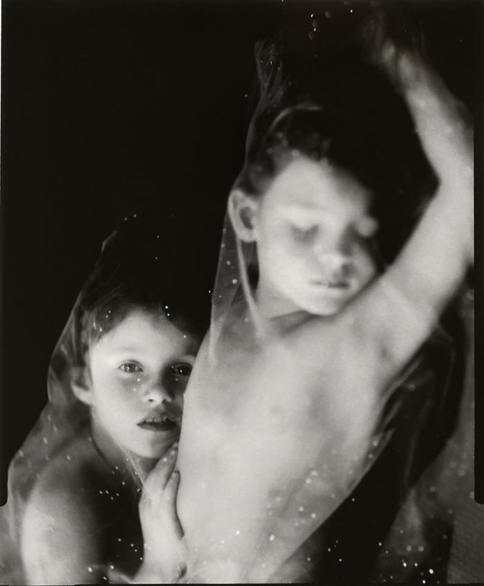 A artista espanhola Jacqueline Roberts está voltando no tempo e revivendo a fotografia do século 19 na era digital. O trabalho dela gira, principalmente, em torno da transição psicológica e emocional da infância para adolescência