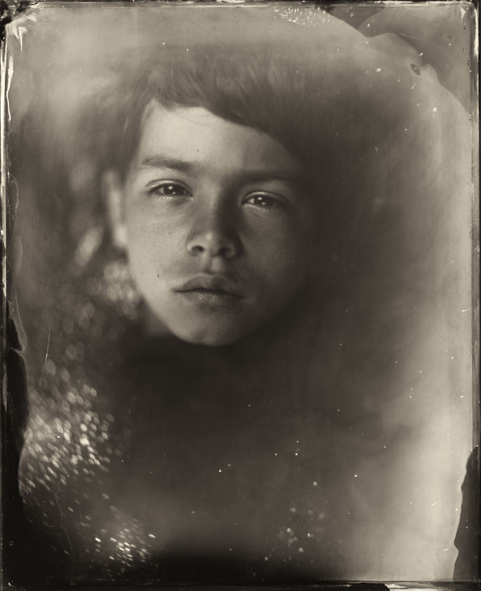 A artista espanhola Jacqueline Roberts está voltando no tempo e revivendo a fotografia do século 19 na era digital. O trabalho dela gira, principalmente, em torno da transição psicológica e emocional da infância para adolescência