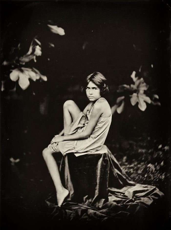 A artista espanhola Jacqueline Roberts está voltando no tempo e revivendo a fotografia do século 19 na era digital. O trabalho dela gira, principalmente, em torno da transição psicológica e emocional da infância para adolescência