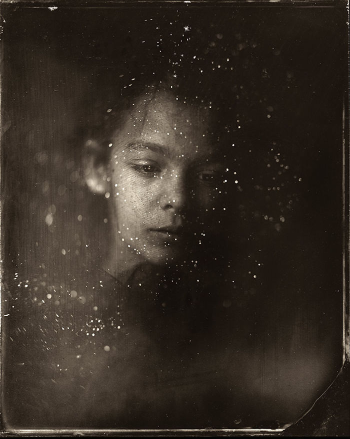A artista espanhola Jacqueline Roberts está voltando no tempo e revivendo a fotografia do século 19 na era digital. O trabalho dela gira, principalmente, em torno da transição psicológica e emocional da infância para adolescência