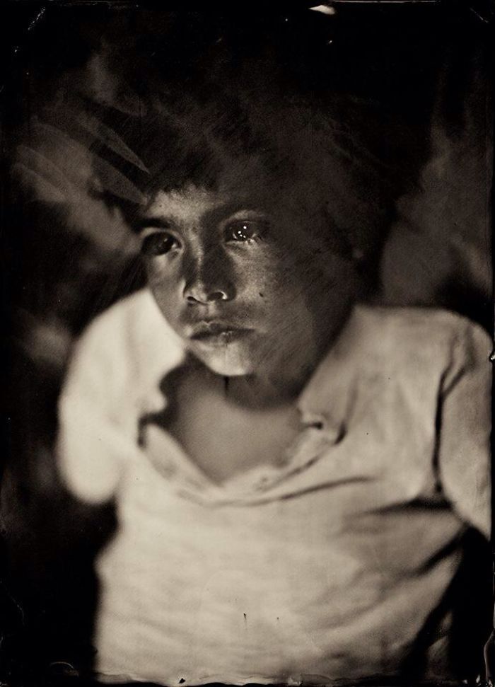 A artista espanhola Jacqueline Roberts está voltando no tempo e revivendo a fotografia do século 19 na era digital. O trabalho dela gira, principalmente, em torno da transição psicológica e emocional da infância para adolescência