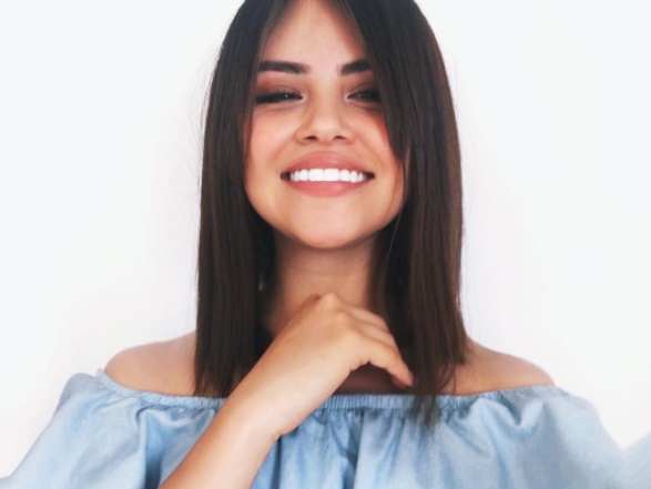 A mexicana Sofia Solares é sósia da cantora Selena Gomez, mas que também é um pouquinho parecida com Maisa Silva