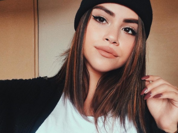 A mexicana Sofia Solares é sósia da cantora Selena Gomez, mas que também é um pouquinho parecida com Maisa Silva