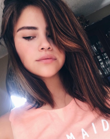 A mexicana Sofia Solares é sósia da cantora Selena Gomez, mas que também é um pouquinho parecida com Maisa Silva