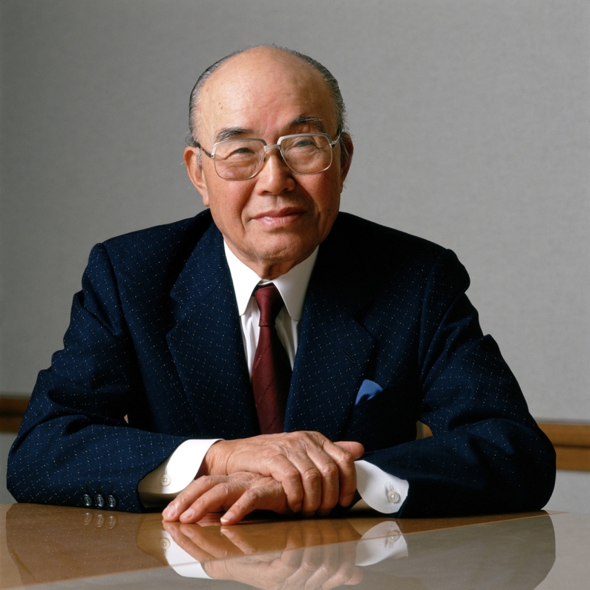 A visão única de Soichiro Honda 0 levou ao ostracismo na comunidade empresarial japonesa. Honda era um mecânico genial que idolatrava Edison e se rebelou contra a norma. Sua paixão pelo individualismo agressivo era mais adequada para os Estados Unidos e ele se viu alienado dos empresários japoneses, que valorizavam o trabalho em equipe acima de tudo. A Honda desafiou audazmente a indústria automotiva americana na década de 1970 e liderou uma revolução automotiva japonesa.