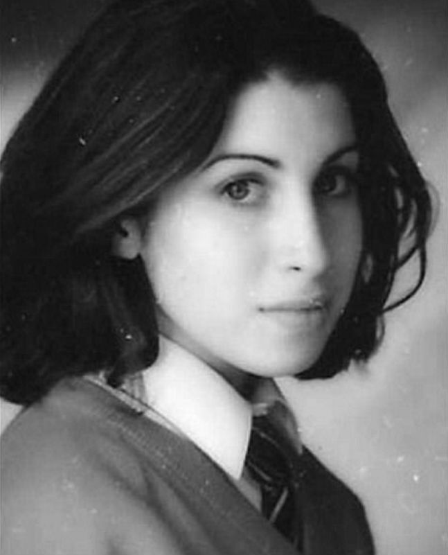 A cantora durante os anos escolares.