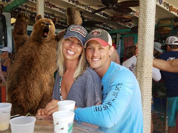 Casal pede Photoshop de homem sem camisa e vira meme
