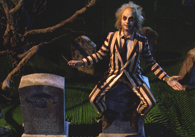 Em 1990, a Warner queria que Tim Burton fizesse uma sequência para Beetlejuice o mais rápido possível. No entanto, o diretor não estava interessado em fazer sequências naquele momento, então mandou uma ideia que sabia que o estúdio iria rejeitar: Beetlejuice Goes Hawaiian. No filme, a família Deetz se mudaria para o Hawaii. Michael Keaton retornaria como Beetlejuice e Winona Ryder como Lydia Deetz. Surpreendentemente, a Warner adorou a ideia e Winona e Keaton também demonstraram interesse, contanto que Burton dirigisse. O diretor, no entanto, estava ocupado fazendo Batman O Retorno.