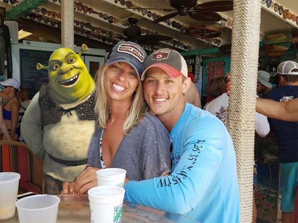 Casal pede Photoshop de homem sem camisa e vira meme