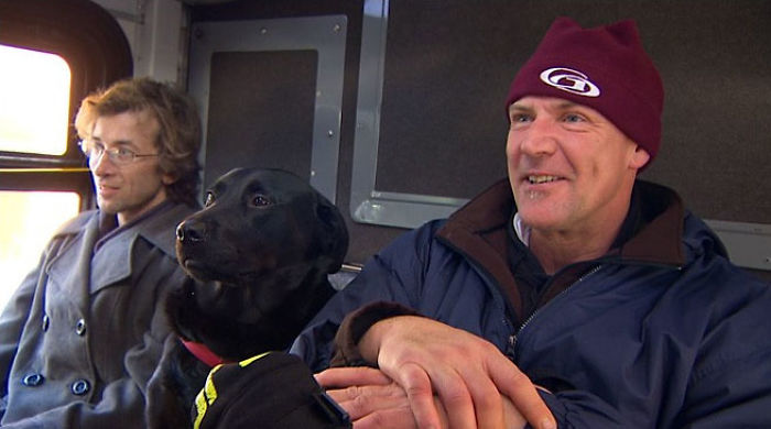 Tudo começou quando a cachorra, mix de Labrador e Mastiff, estava no ponto de ônibus com seu dono, Jeff Young. O humano estava demorando muito para terminar o seu cigarro. Então, quando o ônibus chegou, ela simplesmente pulou dentro dele e foi até o parque