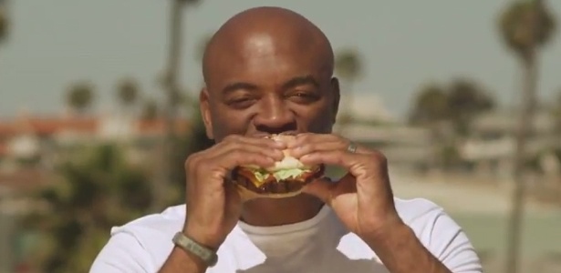 Antes de ser lutador de MMA (e virar garoto propaganda do Burger King) Anderson Silva atendia no McDonald's. 