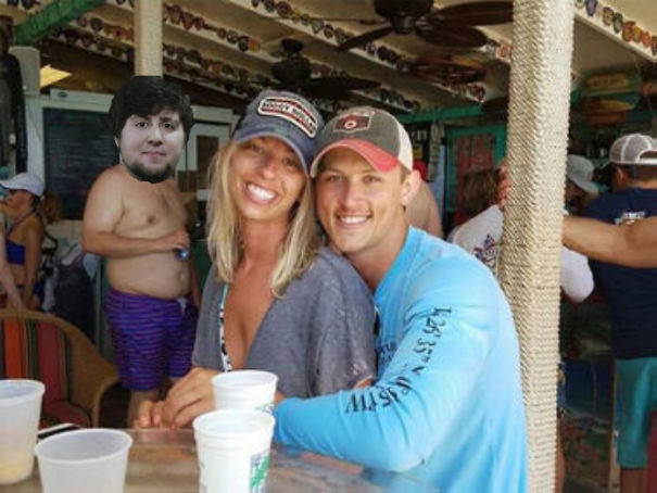 Casal pede Photoshop de homem sem camisa e vira meme