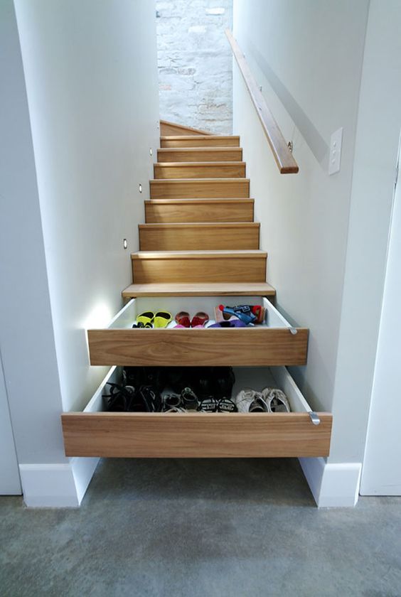 Faltando espaço para roupas e sapatos? Que tal tranformar degraus da escada em gavetas?